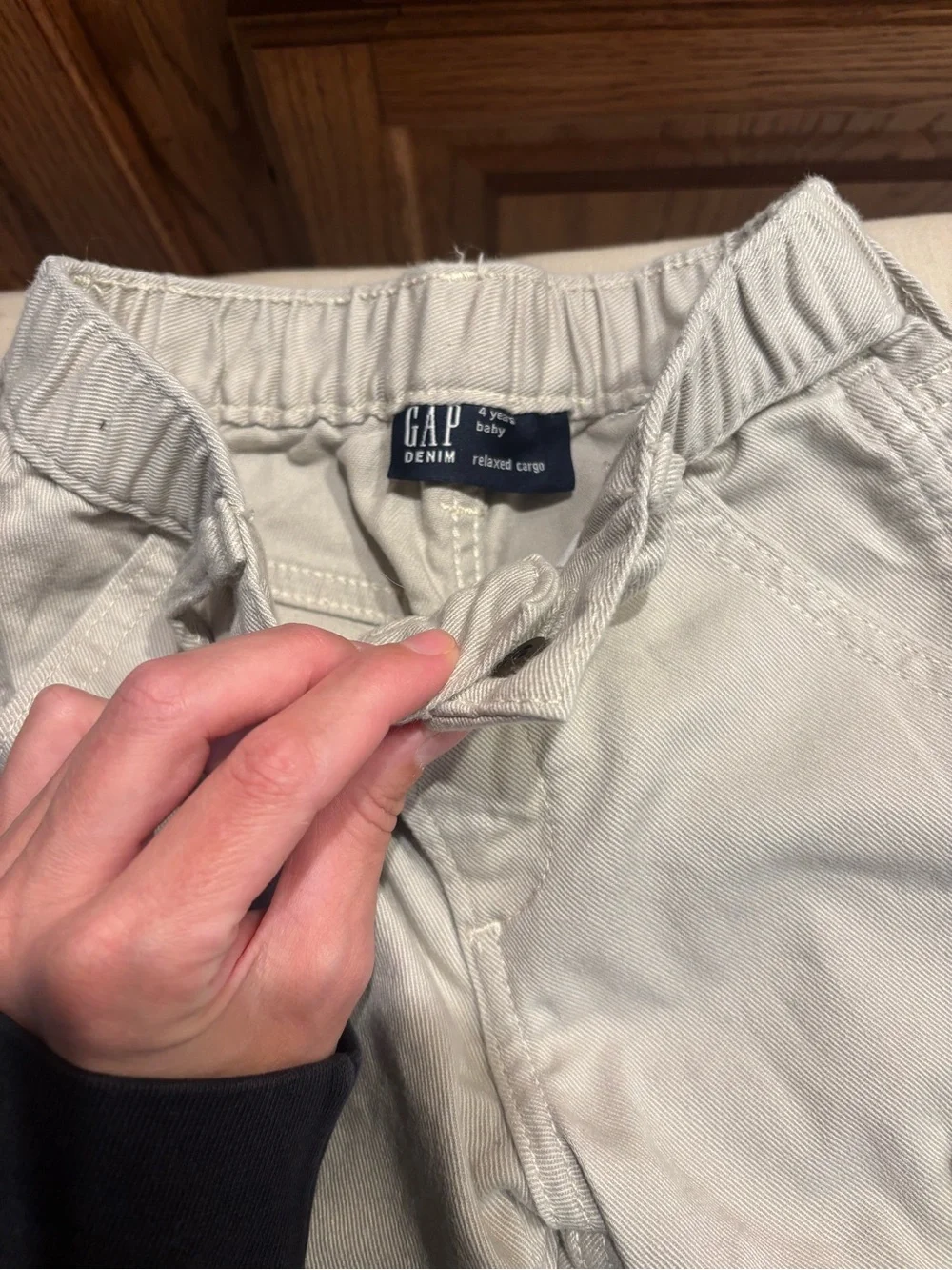 GAP SIZE 4 Relaxed Cargo Pants in Light Beige - like new